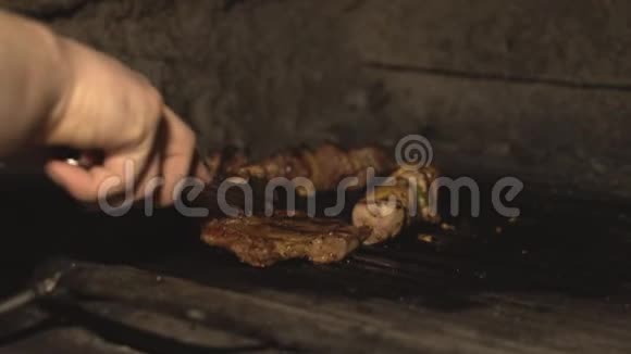 在餐馆里煮薯条牛排或牛排在烧烤架上或在烤炉里煮肉片用慢油煮视频的预览图