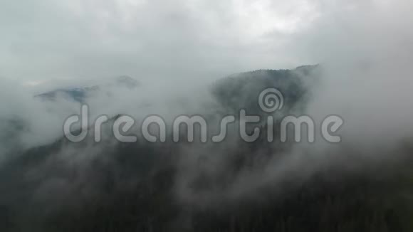 令人惊叹的空中景色在美丽的云彩中飞越高山空中摄影机拍摄空中云层雾蒸汽视频的预览图