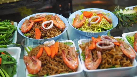 亚洲街头美食亚洲传统民族美食夜市异国产品和海鲜户外烹饪视频的预览图