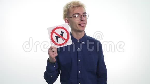 持有标志狗禁止进入白色背景的年轻人视频的预览图