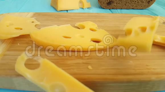 瑞士奶酪落在木头上视频的预览图