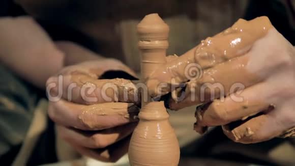陶器工人用手指把粘土塑造成一种形状4K视频的预览图