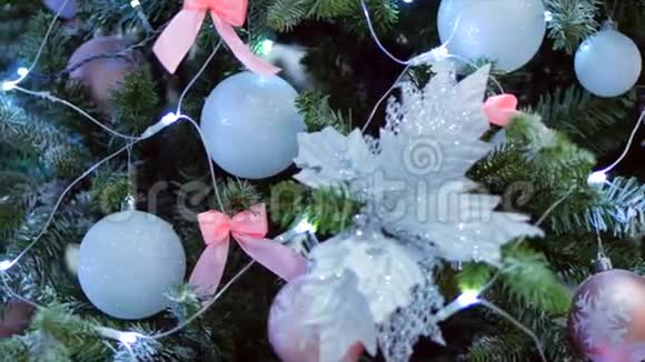 圣诞节的概念用装饰灯圣诞球和人造圣诞树拍摄Stikam优雅的圣诞树视频的预览图