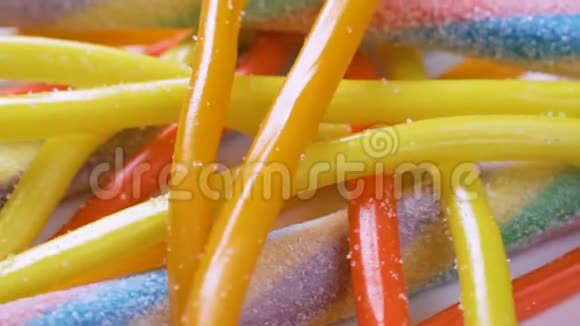 五颜六色的糖果和果冻棒棒糖和邦邦混合甜和美味的概念作为背景视频的预览图