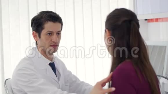 在医院接受医生会诊的女人视频的预览图
