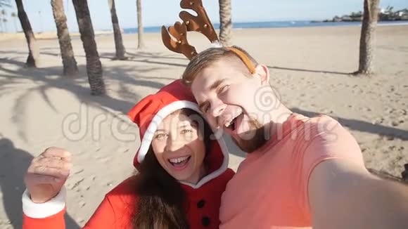 圣诞快乐情侣沙滩度假自拍照视频的预览图
