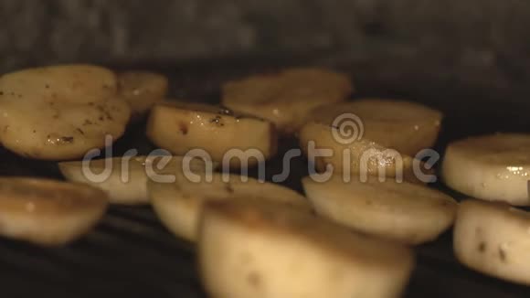 在Lowmo的餐厅里用烤炉烧烤洋葱在烤炉上烧烤在凉拌菜上烤炸薯条切洋葱视频的预览图