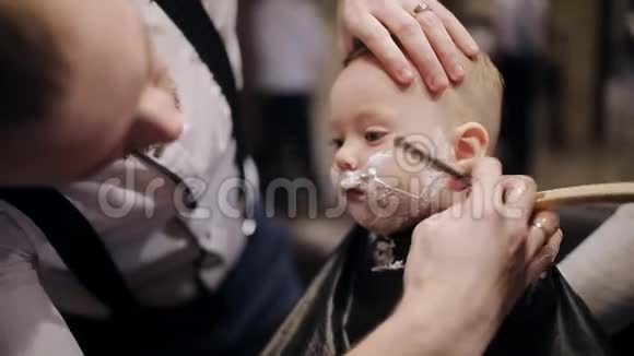 在一个残酷的男人美容院一个年幼的孩子被剃光了视频的预览图