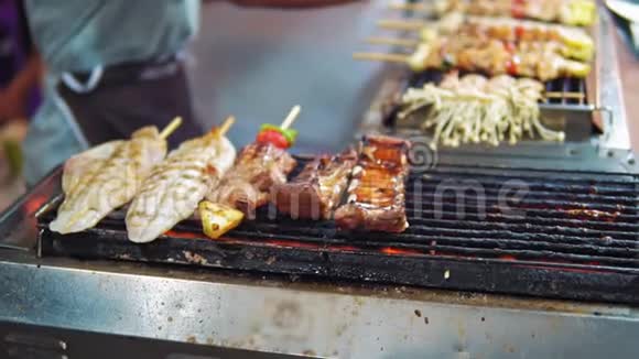 亚洲的街头美食传统菜肴的肉类和海鲜烧烤夜市美食和异国情调视频的预览图