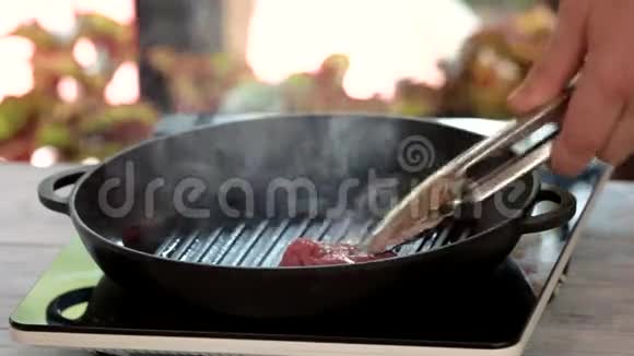 汤和平底锅和牛排视频的预览图