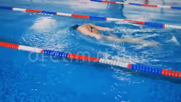 一个女人在游泳池里锻炼游泳4K视频的预览图