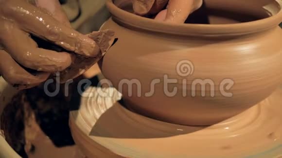 陶器工人把花瓶弄平关上视频的预览图