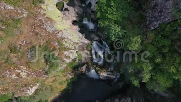 雄蜂鸟瞰山河美丽瀑布视频的预览图