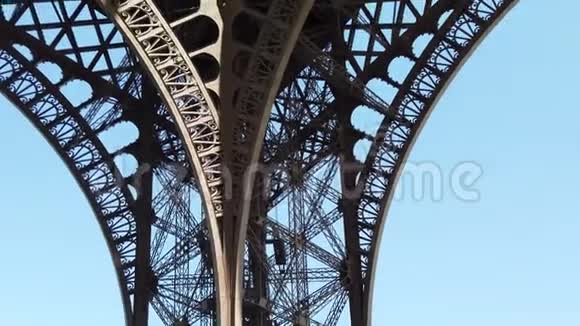 巴黎埃菲尔铁塔的惊人建造视频的预览图