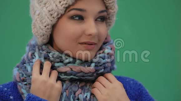 冬天快乐的女人穿着温暖的衣服在户外降雪超慢动作180fps高清镜头视频的预览图