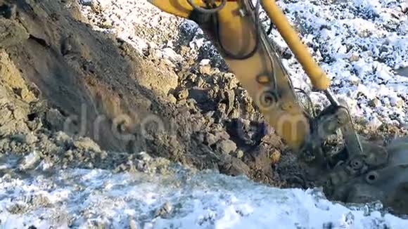 更多的建筑斗式挖掘机特写抬高地面建设理念视频的预览图