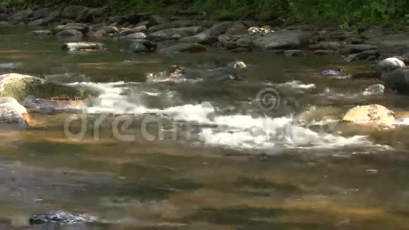 带着岩石的河流视频的预览图