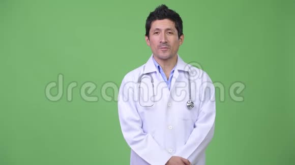 西班牙男子医生给你介绍了一些东西视频的预览图