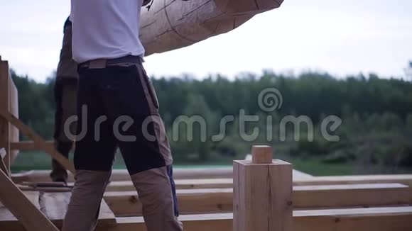 为建造房屋安装酒吧搁栅剪辑木材建筑材料要素视频的预览图