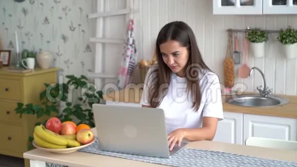 女孩自由职业者使用笔记本电脑在家工作慢动作视频的预览图