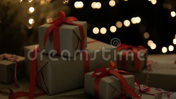 圣诞礼品盒配有模糊灯光视频的预览图