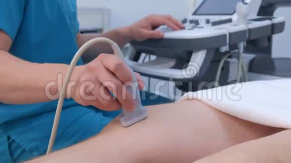 应用超声扫描仪对男性膝关节进行超声筛查视频的预览图