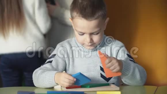 男孩玩几何形状视频的预览图