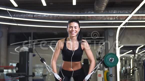 穿运动服装的女孩在健身房锻炼肩膀锻炼身体视频的预览图