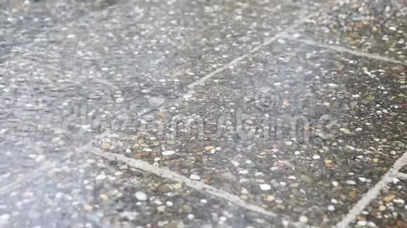 雨中人行道的特写视频的预览图