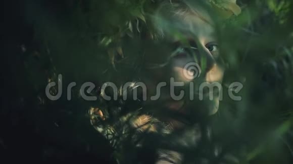 树林中神秘女孩的肖像举行仪式她穿着连衣裙头上戴着花环开关视频的预览图