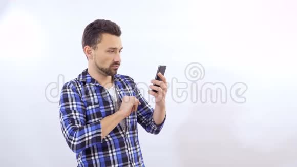 男人在电话里用白色背景捕捉网络视频的预览图