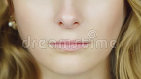 一个年轻女人的嘴唇发音英语单词英语语音从一个到十个英语视频的预览图