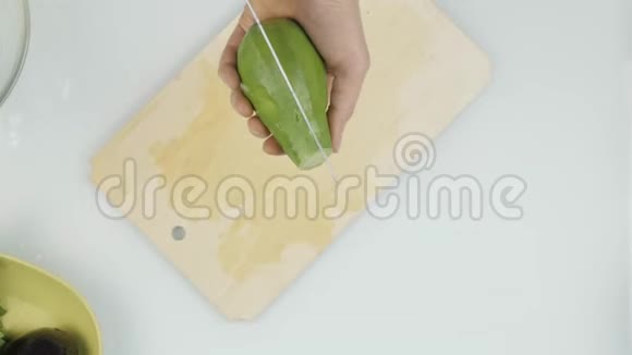 把鳄梨切成碎片切制生菜的水果顶视图4K视频的预览图