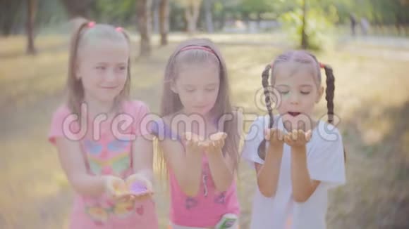 霍利节上的小女孩手上拿着彩色粉末视频的预览图