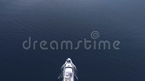白船在河湾航行的俯视图水上摩托艇视频的预览图