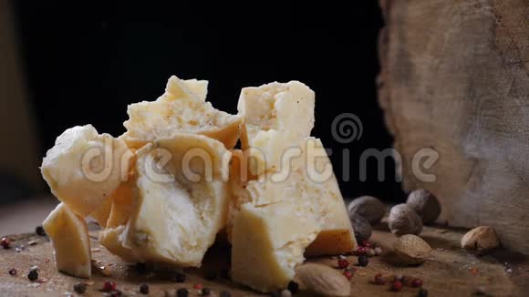 木制背景上的各种奶酪坚果和香料在缓慢运动中下降食品艺术开放式厨房厨师视频的预览图