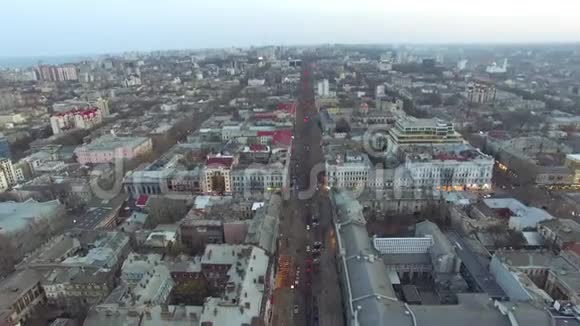 从敖德萨市中心俯瞰老城黄昏视频的预览图
