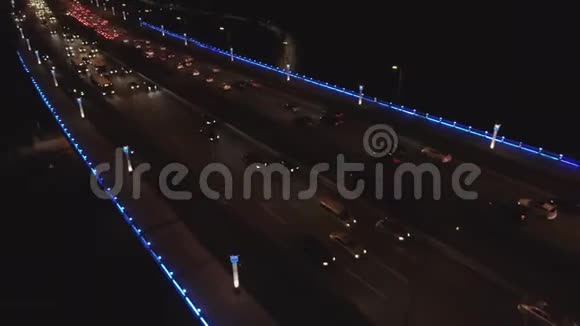 空中无人机射击道路车辆夜间交通从立交桥到四车道公路的景观视频的预览图