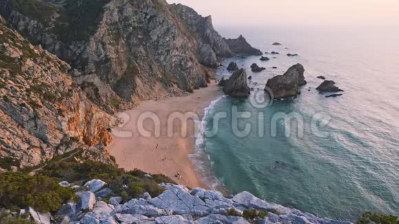 4葡萄牙辛特拉的普拉亚达乌尔萨海滩K景观照日落时金色的灯光视频的预览图