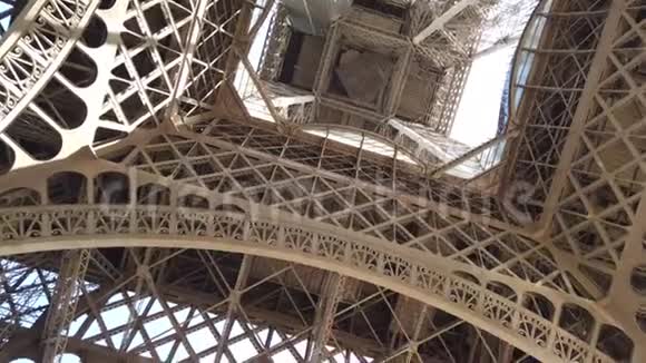 巴黎埃菲尔铁塔的惊人建造视频的预览图