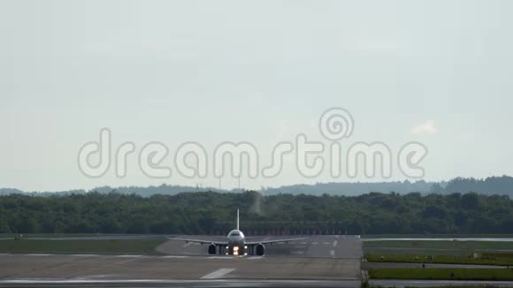 空中客车A320起飞Fokker70号接近机场视频的预览图