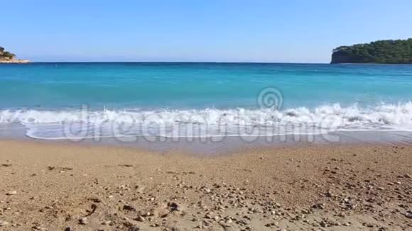全景式的海景一波在地中海沿岸土耳其视频的预览图
