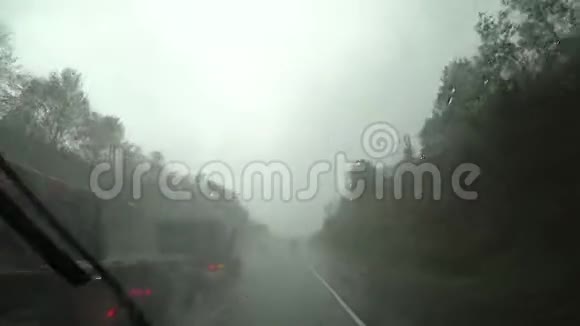 汽车在高速公路上下大雨行驶视频的预览图