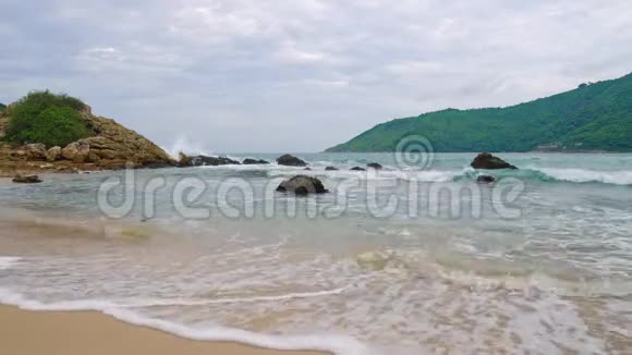 海滨沙滩俯瞰岛屿视频的预览图