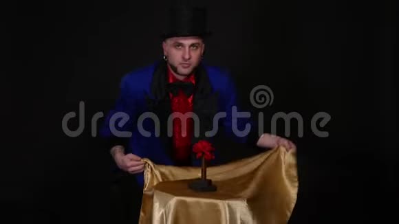职业魔术师表演飞行桌幻觉看起来很壮观在黑色背景上拍摄视频的预览图