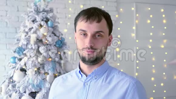 肖像男背景圣诞装饰视频的预览图