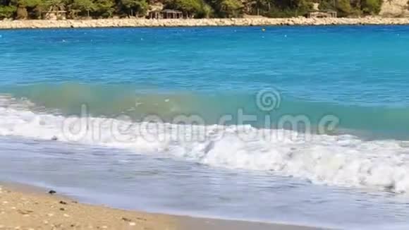 全景式的海景一波在地中海沿岸土耳其视频的预览图