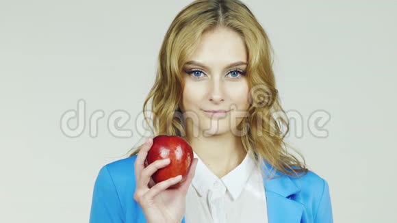 漂亮的女人带着红苹果它显示拇指向上健康生活方式视频的预览图
