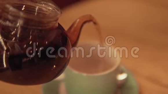 喝茶将茶倒入玻璃透明茶杯中视频的预览图