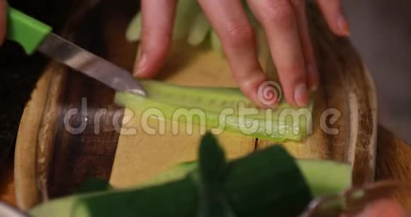 切黄瓜生菜视频的预览图